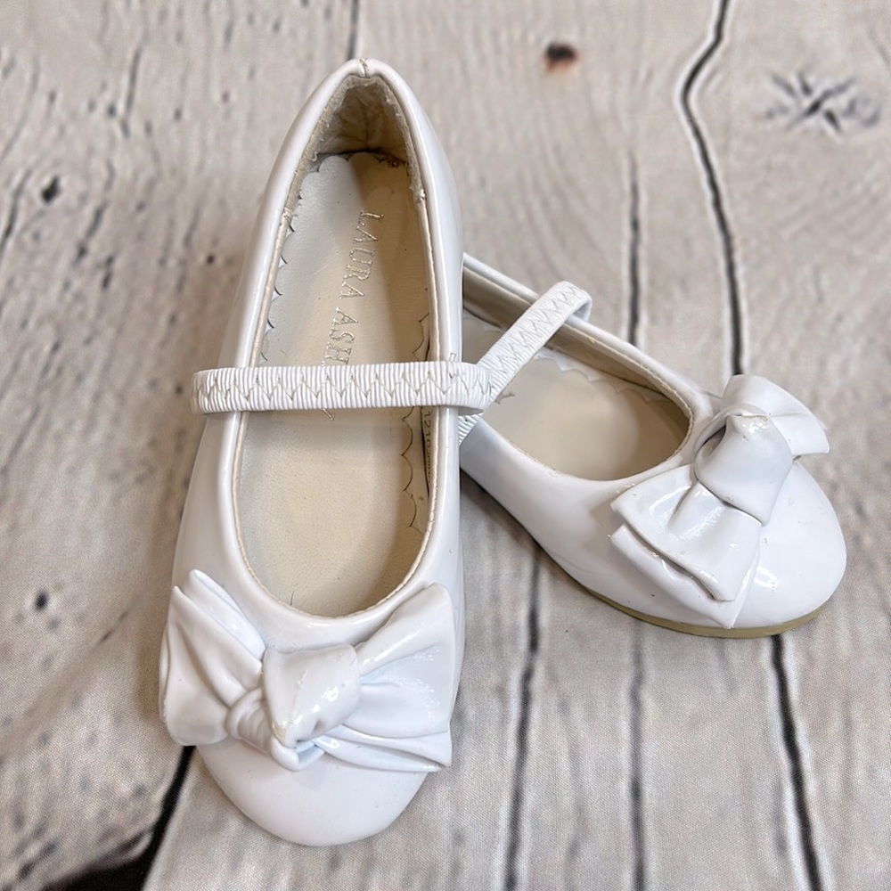 Laura Ashley White Mary Jane Bow Flats Girl’s Size 6 Excellent Condition